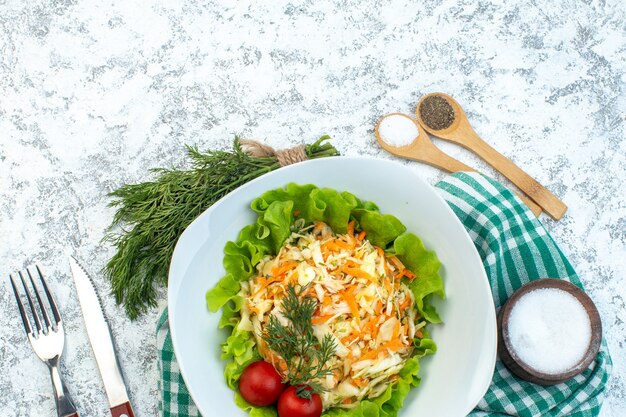 vista dall'alto insalata di pollo con insalata verde e condimenti su superficie chiara