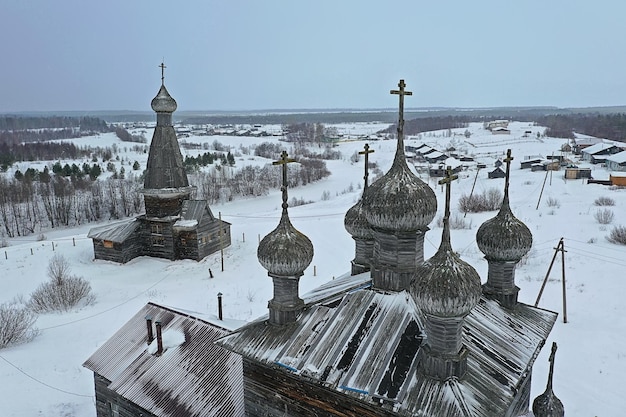 vista dall'alto invernale della chiesa di legno, architettura del nord russo del paesaggio