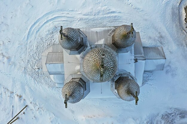 vista dall'alto invernale della chiesa di legno, architettura del nord russo del paesaggio