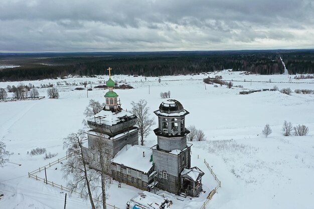 vista dall'alto invernale della chiesa di legno, architettura del nord russo del paesaggio