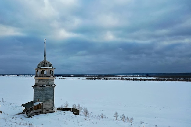 vista dall'alto invernale della chiesa di legno, architettura del nord russo del paesaggio