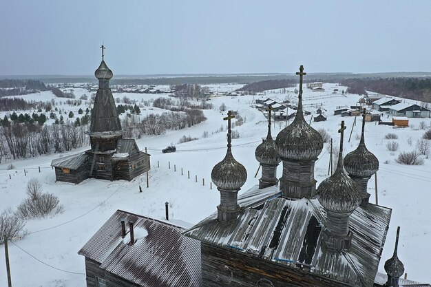 vista dall'alto invernale della chiesa di legno, architettura del nord russo del paesaggio