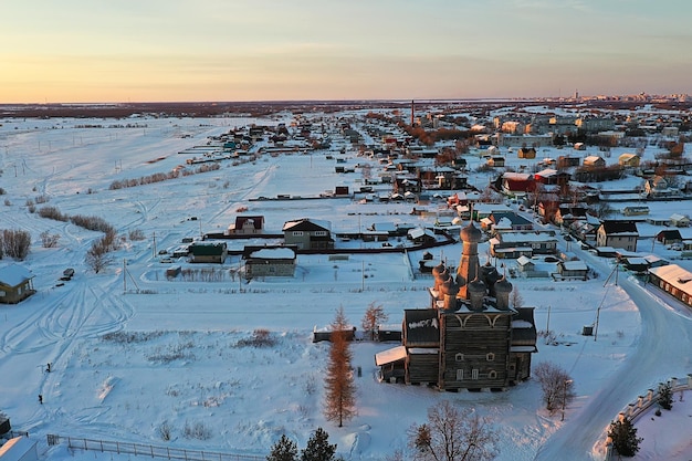 vista dall'alto invernale della chiesa di legno, architettura del nord russo del paesaggio