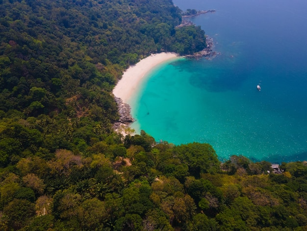 Vista dall'alto Isola montagna foresta mista mare spiaggia bella