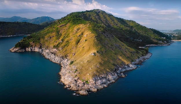 Vista dall'alto isola tropicale, vista aerea di Promthep Cape Phuket, Thailandia