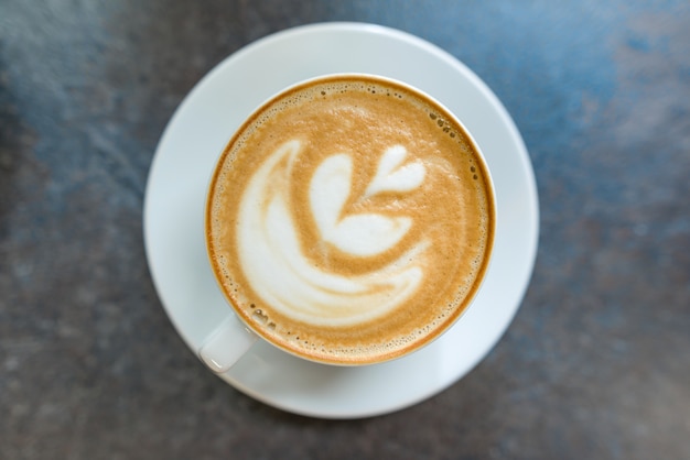 Vista dall'alto, latte art, tazza di caffè sul tavolo di pietra grigia