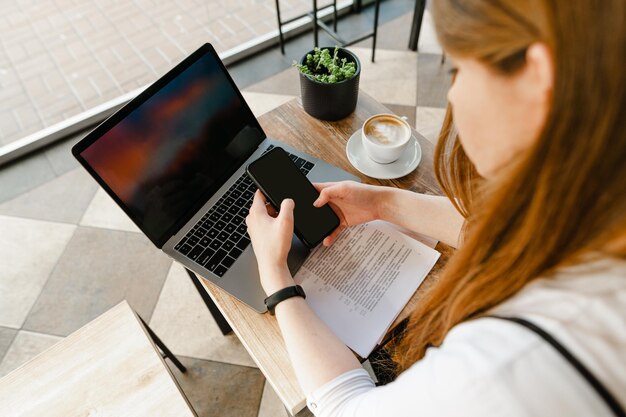 Vista dall'alto Lo studente impara nella caffetteria con i gadget Spazio di copia dello sfondo