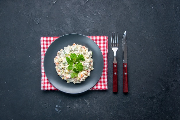 vista dall'alto maionese insalata di pollo con verdure all'interno del piatto