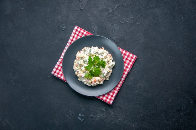 vista dall'alto maionese insalata di pollo con verdure all'interno del piatto