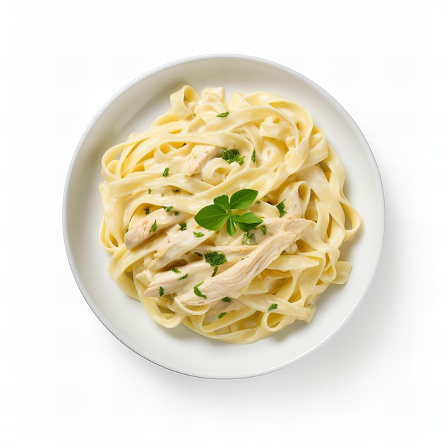 Vista dall'alto minimalista di un pollo isolato Fettuccine Alfredo