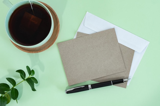 Vista dall'alto mockup scheda vuota per il saluto modello di invito a nozze con foglie su sfondo verde