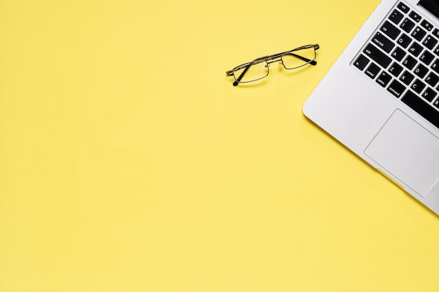 Vista dall&#39;alto, moderno ambiente di lavoro con laptop e occhiali