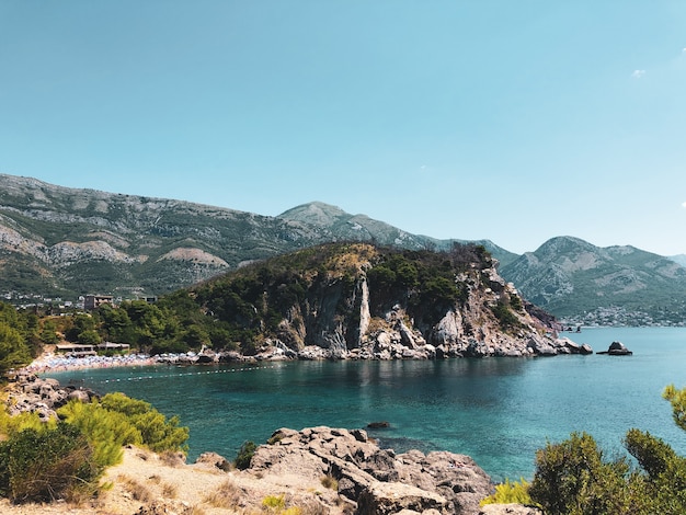 vista dall'alto montenegro sutomore pietre spiaggia blu turchese mare adriatico acqua montagne giorno