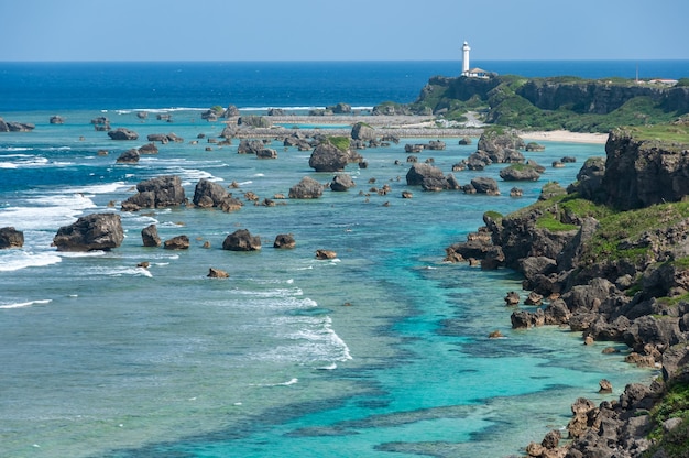 Vista dall'alto mozzafiato del faro della scogliera della piscina naturale del mare turchese delle rocce costiere