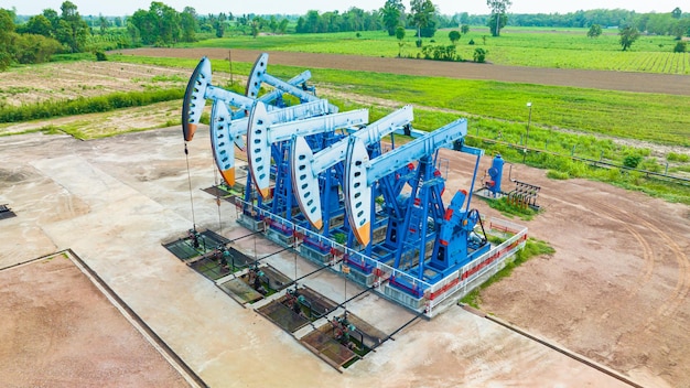 Vista dall'alto Nel campo dell'industria del petrolio greggio la pompa della piattaforma petrolifera la sera dell'unità di pompaggio