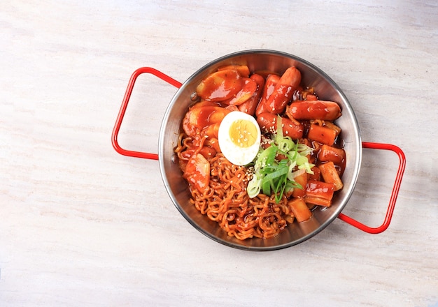 Vista dall'alto Noodle istantanei coreani e teokbokki in salsa rossa piccante coreana Rabokki Ramen Topokki