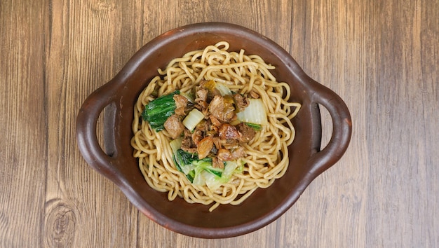 Vista dall'alto Noodle saltati in padella con pollo e cibo di strada indonesiano di verdure