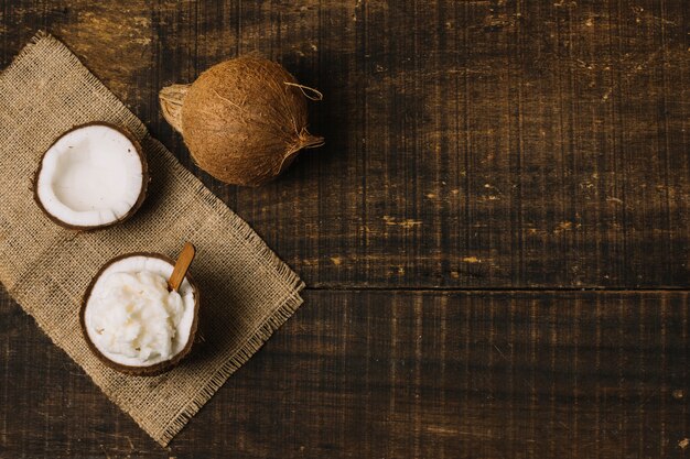 Vista dall'alto olio di cocco con dado e copia-spazio