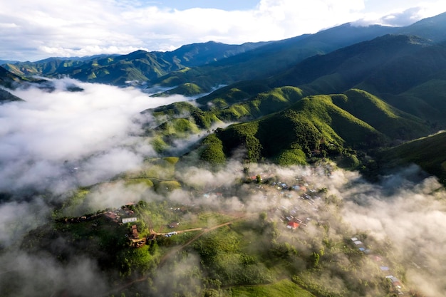 Vista dall'alto Paesaggio della nebbia mattutina con strato di montagna a Sapan nan thailandia