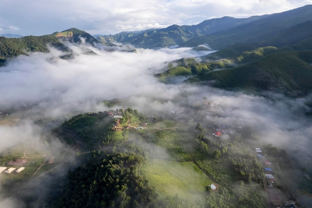 Vista dall'alto Paesaggio della nebbia mattutina con strato di montagna a Sapan nan thailandia