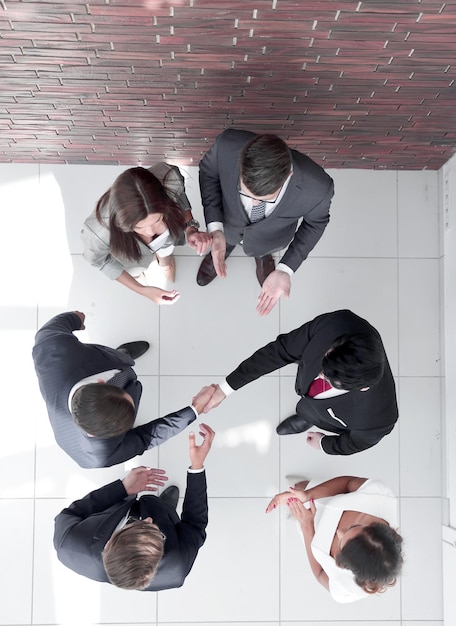 Vista dall'alto partner commerciali che si stringono la mano