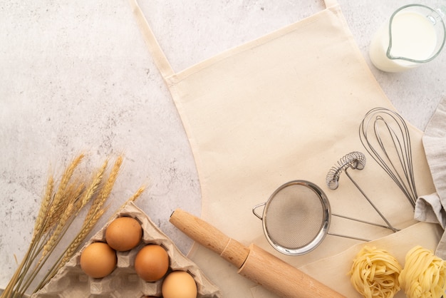 Vista dall'alto pasta con cornice di ingredienti con grembiule