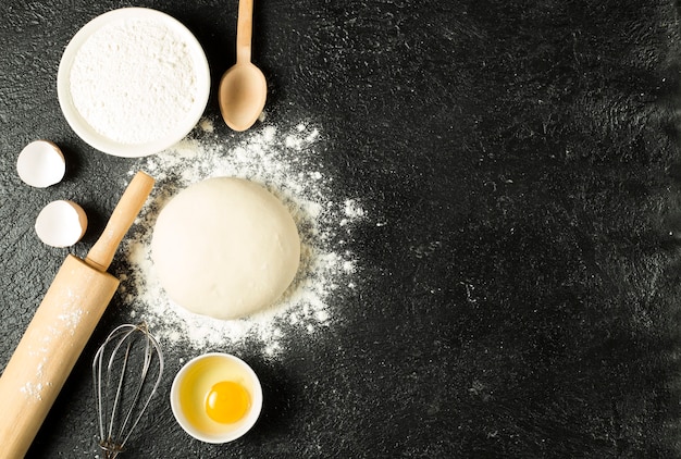 vista dall'alto pasta deliziosa con ingredienti su sfondo nero