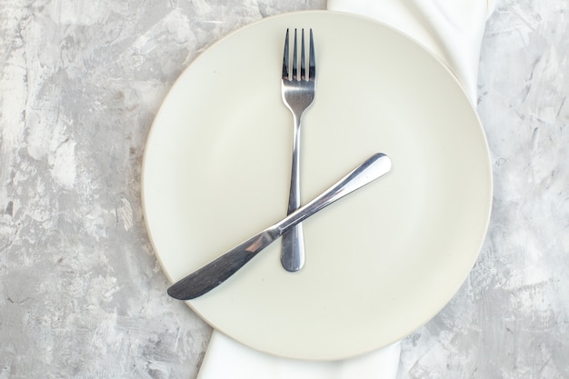 vista dall'alto piatto bianco con forchetta e coltello su sfondo chiaro cucina cibo femminilità colore pasto orizzontale signore foto in vetro