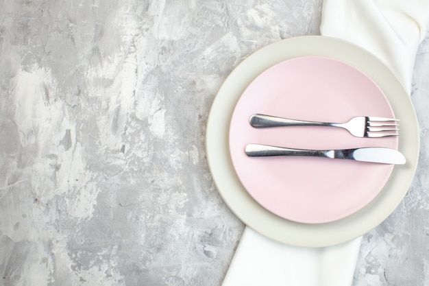 vista dall'alto piatto bianco con piatto rosa e posate su superficie chiara cucina femminilità orizzontale pasto colore signore cibo vetro