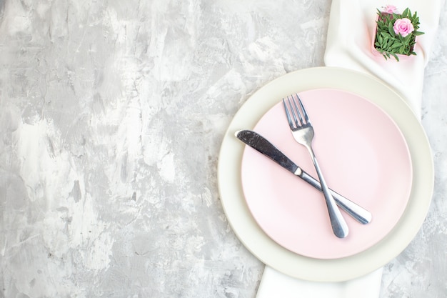 vista dall'alto piatto bianco con piatto rosa e posate su superficie chiara cucina femminilità orizzontale signore cibo vetro pasto spazio libero