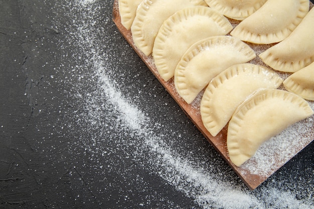 vista dall'alto piccole hotcakes di farina con purè di patate e uova su sfondo scuro impasto per torte cuocere la cottura di biscotti al forno cibo per torte