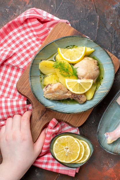 Vista dall'alto pollo bollito con patate cotte e limone su sfondo scuro piatto da cucina colore olio cibo carne calorie cena salsa