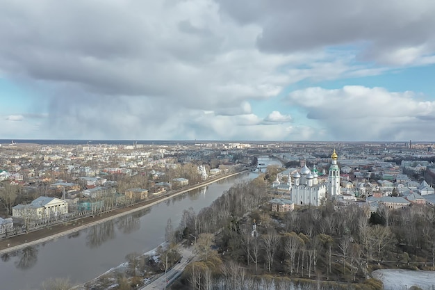 vista dall'alto primaverile del paesaggio, della chiesa e della cattedrale di vologda, vista nell'architettura dell'ortodossia russa