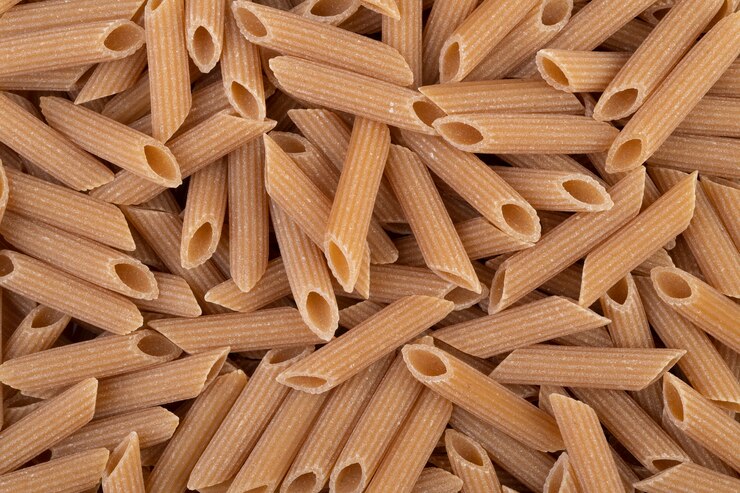 Vista dall'alto, primo piano di pasta integrale di penne.