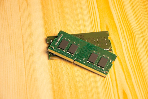 Vista dall'alto ram ddr4 posa su pavimento in legno