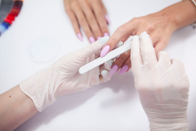 Vista dall'alto ravvicinata di una cliente femminile che si fa la manicure al salone di bellezza