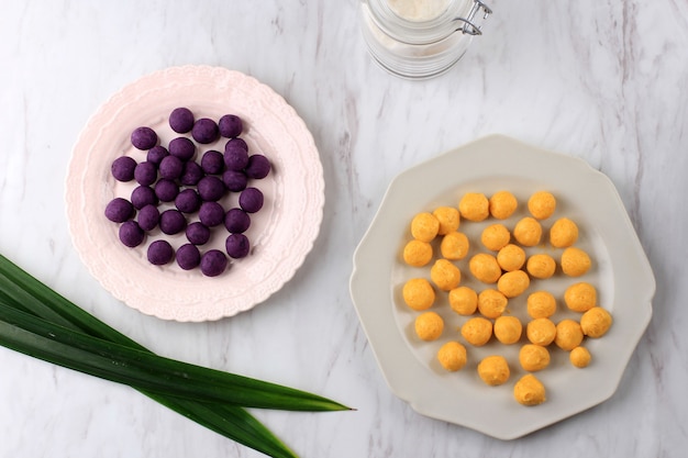 Vista dall'alto Raw Biji Salak Ubi Ungu e Kabocha, patata dolce gialla e viola Biji Salak prima dell'ebollizione