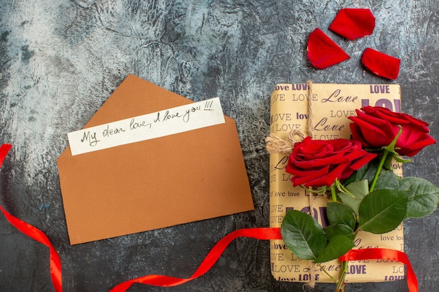 vista dall'alto regali di san valentino con note e rose rosse su sfondo grigio coppia matrimonio amore cuore passione sentimento