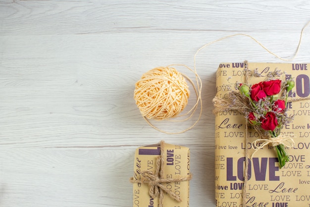 vista dall'alto regali di san valentino su sfondo bianco coppia matrimonio passione amore amante cuore colore sentimenti