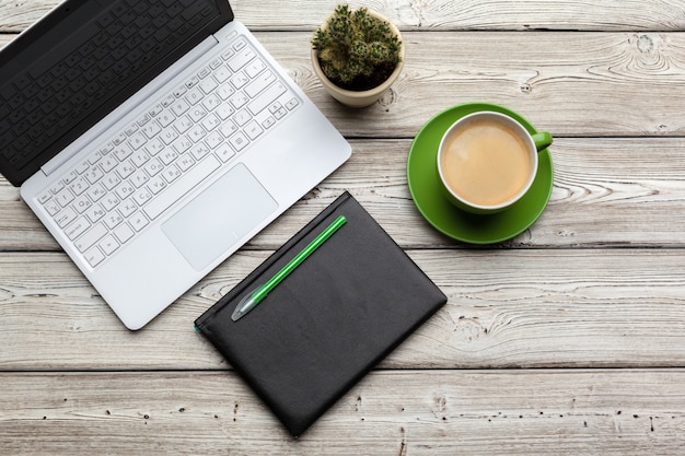 Vista dall'alto roba da ufficio con laptop e caffè