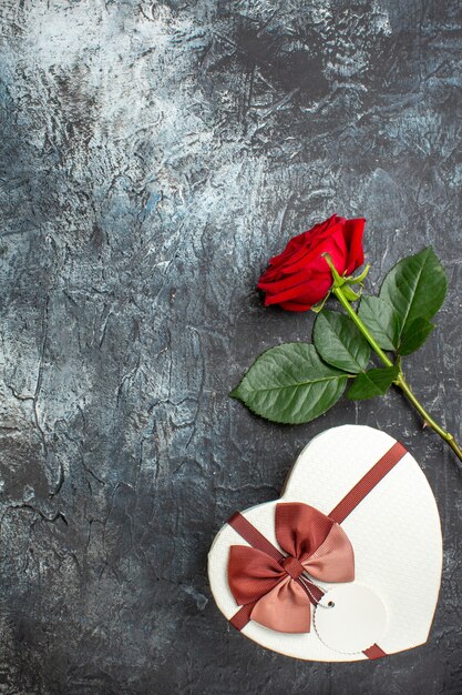 vista dall'alto rosa rossa con regalo per san valentino su sfondo grigio cuore sentimento amore amante matrimonio coppia vacanza passione