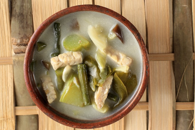 Vista dall'alto Sayur Lodeh, zuppa di verdure indonesiana con latte di cocco