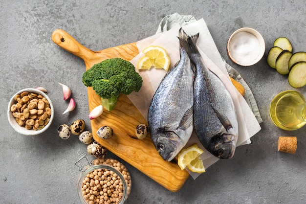 Vista dall'alto sfondo di cibo fresco Ingredienti da cucina crudi per cibo gustoso e sano. Pesce fresco, verdure e legumi