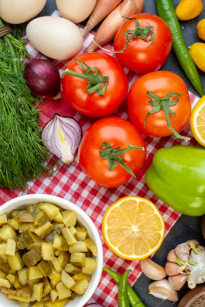 vista dall'alto sottaceti affettati freschi con verdure e verdure su sfondo scuro pasto pranzo snack insalata di colore salute alimentare