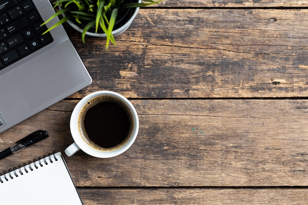 Vista dall'alto Spazio di lavoro, scrivania con caffè e computer e forniture per ufficio con spazio di copia