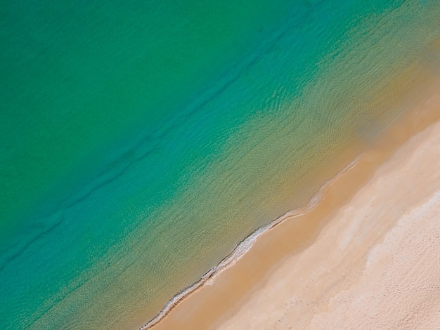 Vista dall'alto spiaggia di sabbia e surf vista aerea spiaggia tropicale nel mare delle Andamane Phuket Thailandia