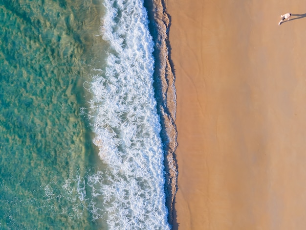 Vista dall'alto spiaggia di sabbia e surf vista aerea spiaggia tropicale nel mare delle Andamane Phuket Thailandia