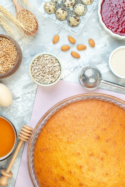 vista dall'alto squisita torta al forno su sfondo bianco pasta per dessert torta torta biscotto cuocere zucchero