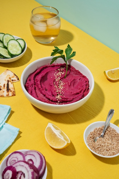 Vista dall'alto su hummus colorato con ingredienti