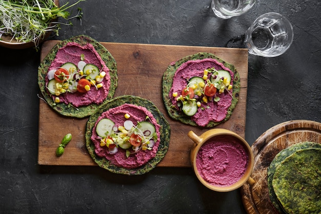 Vista dall'alto su hummus colorato